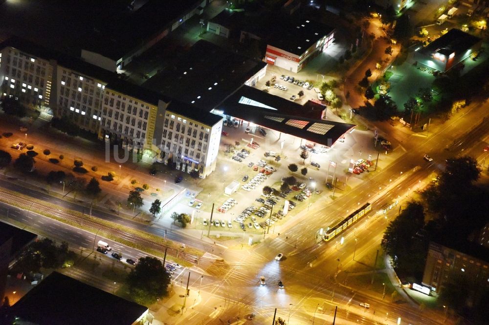 Nacht-Luftaufnahme Berlin - Nachtluftbild Autohandels- Gebäude des Autohauses M.C.F. Motor Company Fahrzeugvertriebsgesellschaft mbH an der Allee der Kosmonauten in Berlin