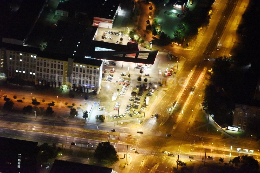 Berlin bei Nacht aus der Vogelperspektive: Nachtluftbild Autohandels- Gebäude des Autohauses M.C.F. Motor Company Fahrzeugvertriebsgesellschaft mbH an der Allee der Kosmonauten in Berlin