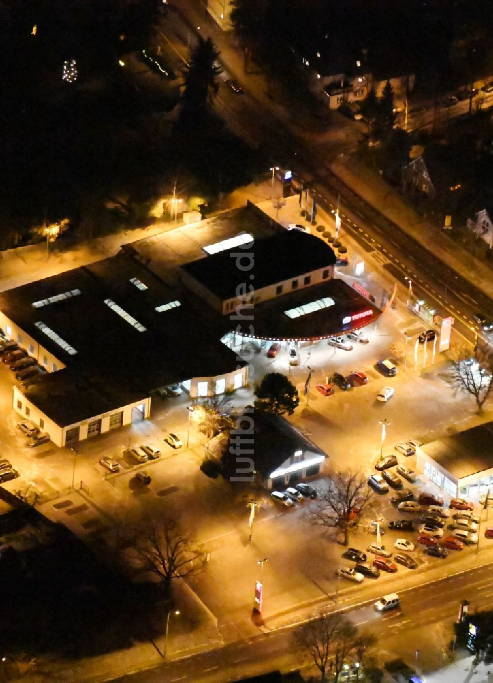 Nachtluftbild Potsdam - Nachtluftbild Autohandels- Gebäude des Autohauses M.C.F. Motor Company Fahrzeugvetriebsgesellschaft mbH Großbeerenstraße im Ortsteil Potsdam Südost in Potsdam im Bundesland Brandenburg