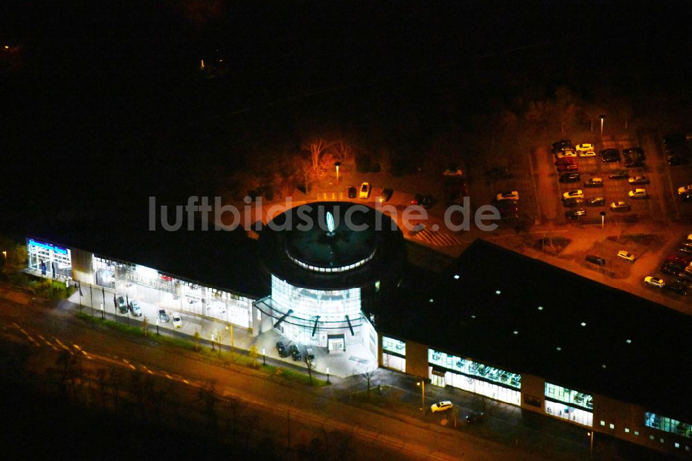 Nacht-Luftaufnahme Leipzig - Nachtluftbild Autohandels- Gebäude des Autohauses Mercedes-Benz Stern Auto Center Leipzig an der Richard-Lehmann-Straße im Ortsteil Marienbrunn in Leipzig im Bundesland Sachsen