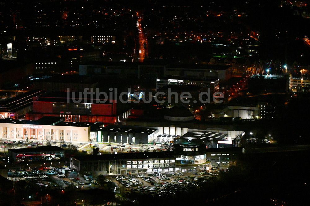 Nacht-Luftaufnahme Leipzig - Nachtluftbild Autohandels- Gebäude des Autohauses Mercedes-Benz Stern Auto Center Leipzig an der Richard-Lehmann-Straße im Ortsteil Marienbrunn in Leipzig im Bundesland Sachsen