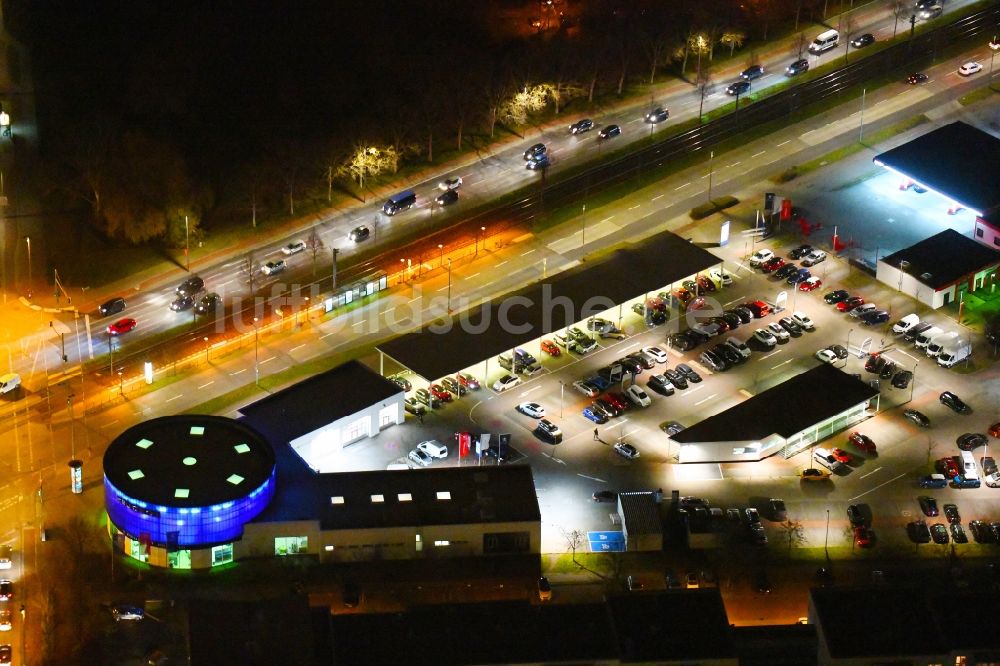 Nachtluftbild Berlin - Nachtluftbild Autohandels- Gebäude des Autohauses PEUGEOT PSA RETAIL in Marzahn in Berlin, Deutschland