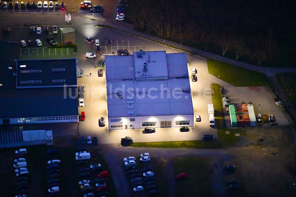 Bernau bei Nacht von oben - Nachtluftbild Autohandels- Gebäude des Autohauses Zemke Autohaus Bernau in Bernau im Bundesland Brandenburg, Deutschland