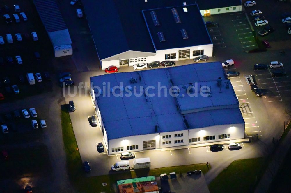 Bernau bei Nacht aus der Vogelperspektive: Nachtluftbild Autohandels- Gebäude des Autohauses Zemke Autohaus Bernau in Bernau im Bundesland Brandenburg, Deutschland