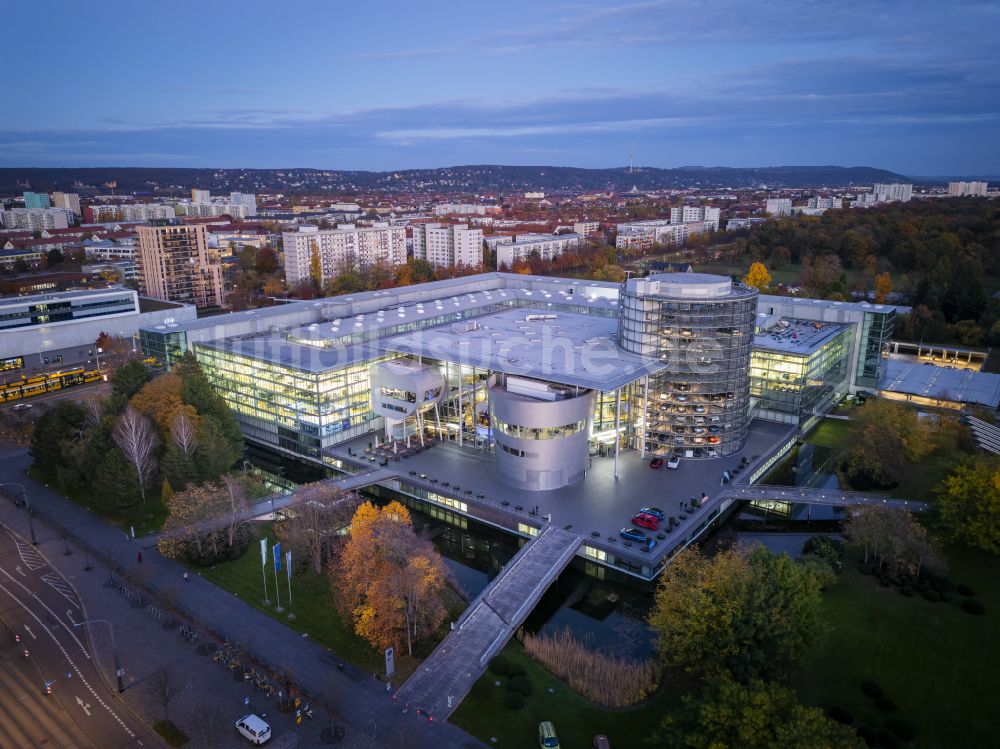 Dresden bei Nacht von oben - Nachtluftbild Autohandels- Gebäude Gläserne Manufaktur in Dresden im Bundesland Sachsen, Deutschland