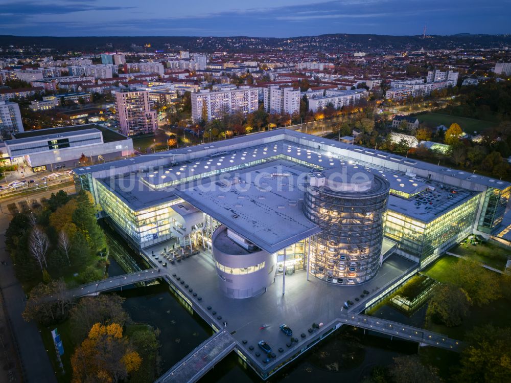 Nachtluftbild Dresden - Nachtluftbild Autohandels- Gebäude Gläserne Manufaktur in Dresden im Bundesland Sachsen, Deutschland