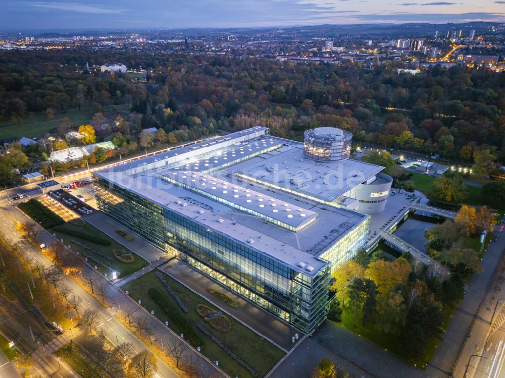 Nacht-Luftaufnahme Dresden - Nachtluftbild Autohandels- Gebäude Gläserne Manufaktur in Dresden im Bundesland Sachsen, Deutschland