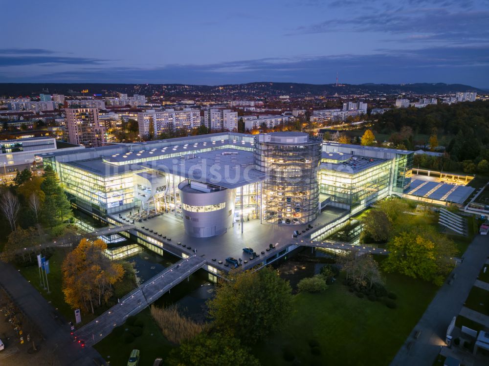 Dresden bei Nacht von oben - Nachtluftbild Autohandels- Gebäude Gläserne Manufaktur in Dresden im Bundesland Sachsen, Deutschland