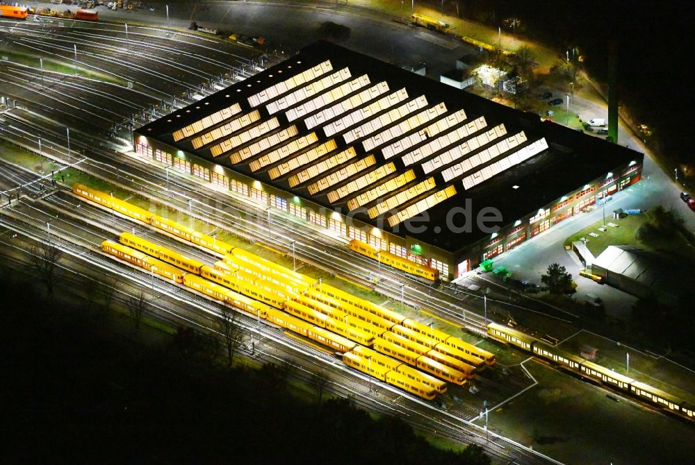 Nacht-Luftaufnahme Berlin - Nachtluftbild Bahnbetriebswerk und Ausbesserungswerk der U-Bahn - Betriebswerkstatt BVG am Schlosserweg im Ortsteil Neukölln in Berlin, Deutschland