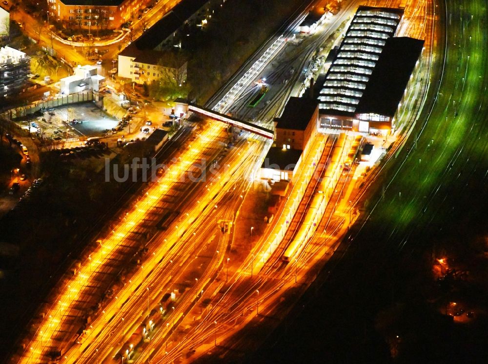 Berlin bei Nacht von oben - Nachtluftbild Bahnbetriebswerk und Ausbesserungswerk von Zügen des Personentransportes der Baureihe der S-Bahn Berlin GmbH im Ortsteil Lichtenberg in Berlin, Deutschland