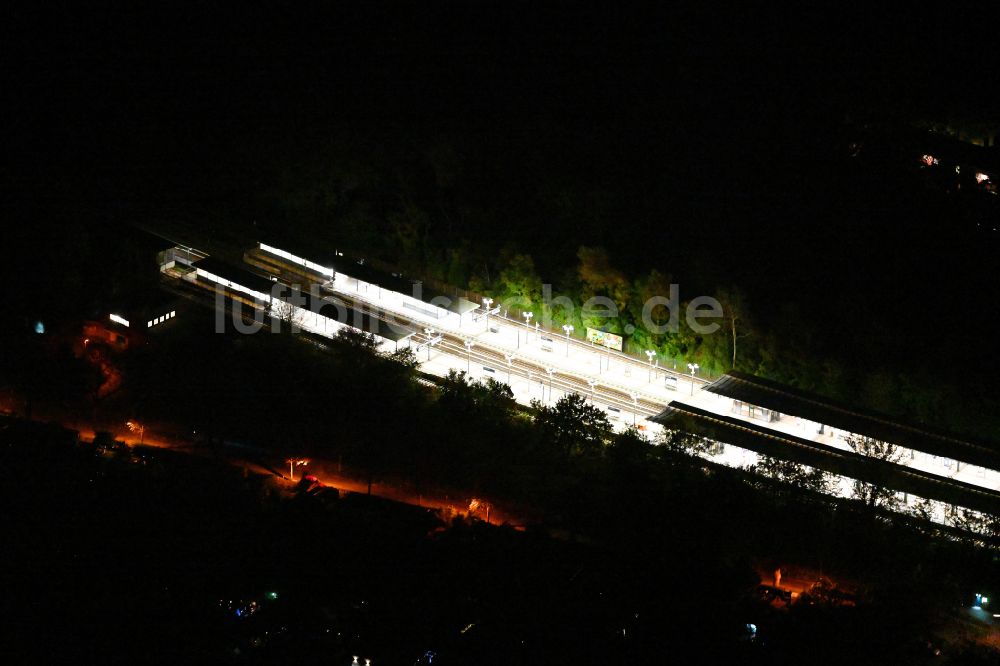 Berlin bei Nacht von oben - Nachtluftbild Bahnhofsgebäude des S-Bahnhof Priesterweg im Ortsteil Schöneberg in Berlin, Deutschland