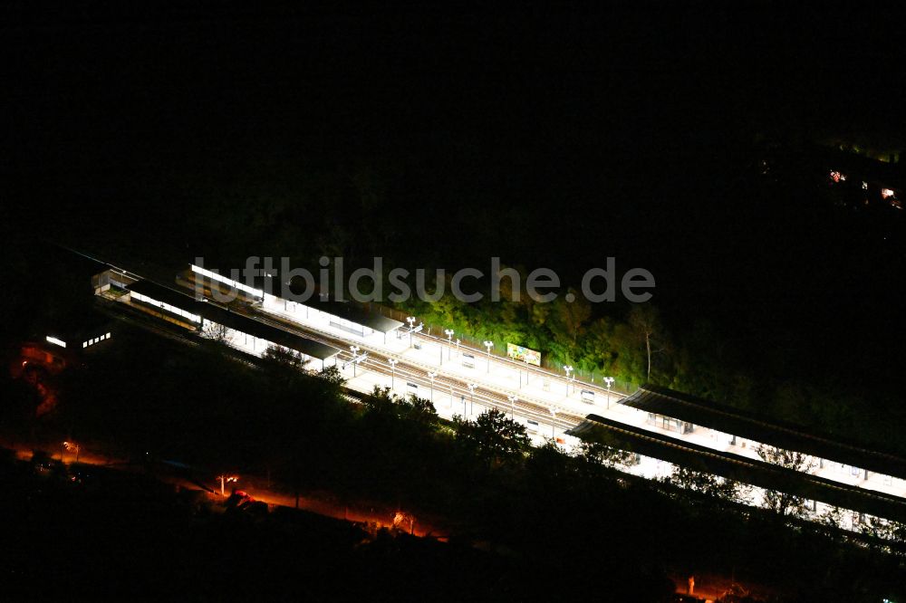 Berlin bei Nacht aus der Vogelperspektive: Nachtluftbild Bahnhofsgebäude des S-Bahnhof Priesterweg im Ortsteil Schöneberg in Berlin, Deutschland