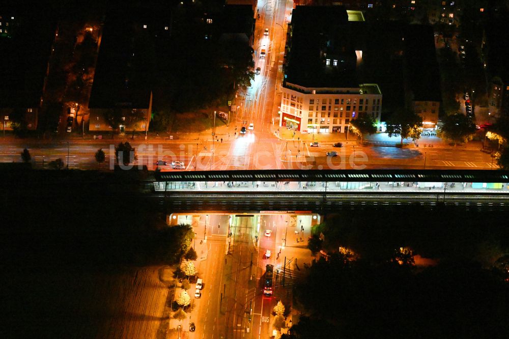 Nacht-Luftaufnahme Berlin - Nachtluftbild Bahnhofsgebäude des S-Bahnhofes Adlershof in Berlin, Deutschland