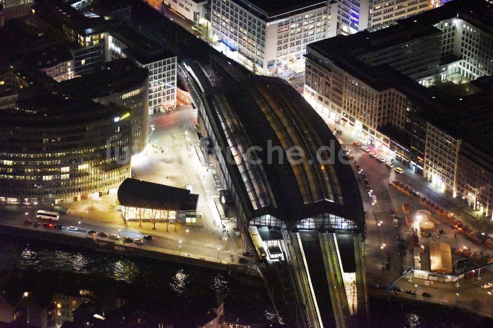 Berlin bei Nacht von oben - Nachtluftbild Bahnhofsgebäude des S-Bahnhofes Friedrichstraße in Berlin