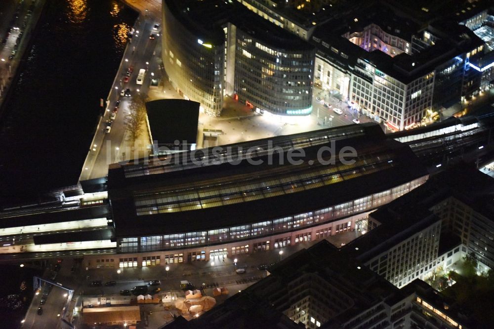 Berlin bei Nacht aus der Vogelperspektive: Nachtluftbild Bahnhofsgebäude des S-Bahnhofes Friedrichstraße in Berlin