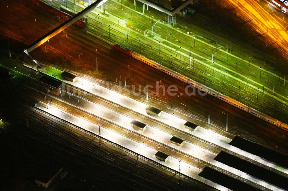 Nacht-Luftaufnahme Berlin - Nachtluftbild Bahnhofsgebäude und Gleisanlagen des S-Bahnhofes Berlin - Lichtenberg im Ortsteil Lichtenberg in Berlin, Deutschland