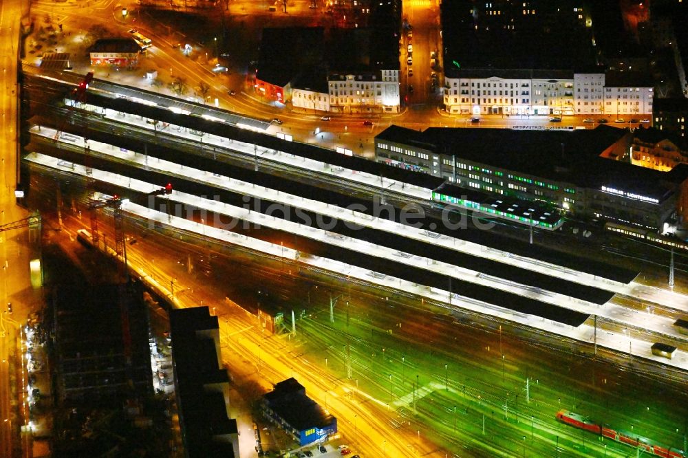 Berlin bei Nacht von oben - Nachtluftbild Bahnhofsgebäude und Gleisanlagen des S-Bahnhofes Berlin - Lichtenberg im Ortsteil Lichtenberg in Berlin, Deutschland