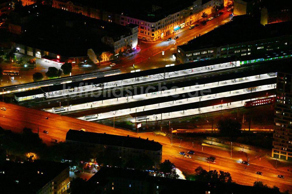 Berlin bei Nacht von oben - Nachtluftbild Bahnhofsgebäude und Gleisanlagen des S-Bahnhofes Berlin - Lichtenberg im Ortsteil Lichtenberg in Berlin, Deutschland