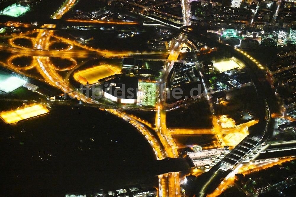 Nachtluftbild Berlin - Nachtluftbild Bahnhofsgebäude und Gleisanlagen des S-Bahnhofes Berlin Südkreuz an der Stadtautobahn A100 im Ortsteil Tempelhof-Schöneberg in Berlin, Deutschland