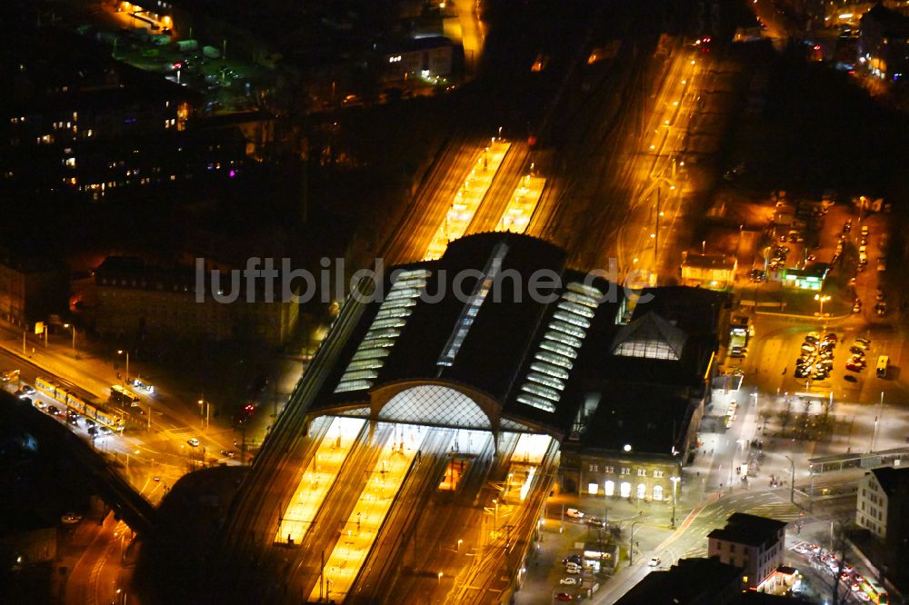 Nacht-Luftaufnahme Dresden - Nachtluftbild Bahnhofsgebäude und Gleisanlagen des S-Bahnhofes Dresden-Neustadt im Ortsteil Neustadt in Dresden im Bundesland Sachsen, Deutschland