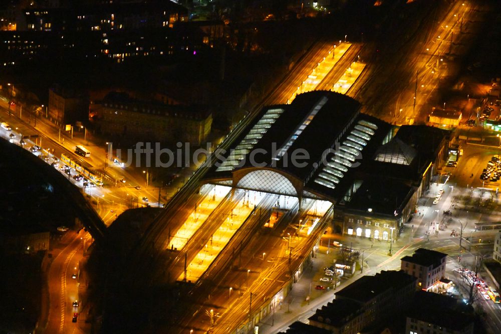 Dresden bei Nacht von oben - Nachtluftbild Bahnhofsgebäude und Gleisanlagen des S-Bahnhofes Dresden-Neustadt im Ortsteil Neustadt in Dresden im Bundesland Sachsen, Deutschland