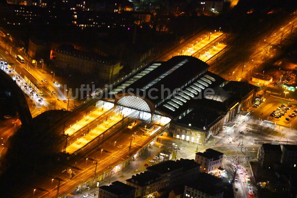 Dresden bei Nacht aus der Vogelperspektive: Nachtluftbild Bahnhofsgebäude und Gleisanlagen des S-Bahnhofes Dresden-Neustadt im Ortsteil Neustadt in Dresden im Bundesland Sachsen, Deutschland