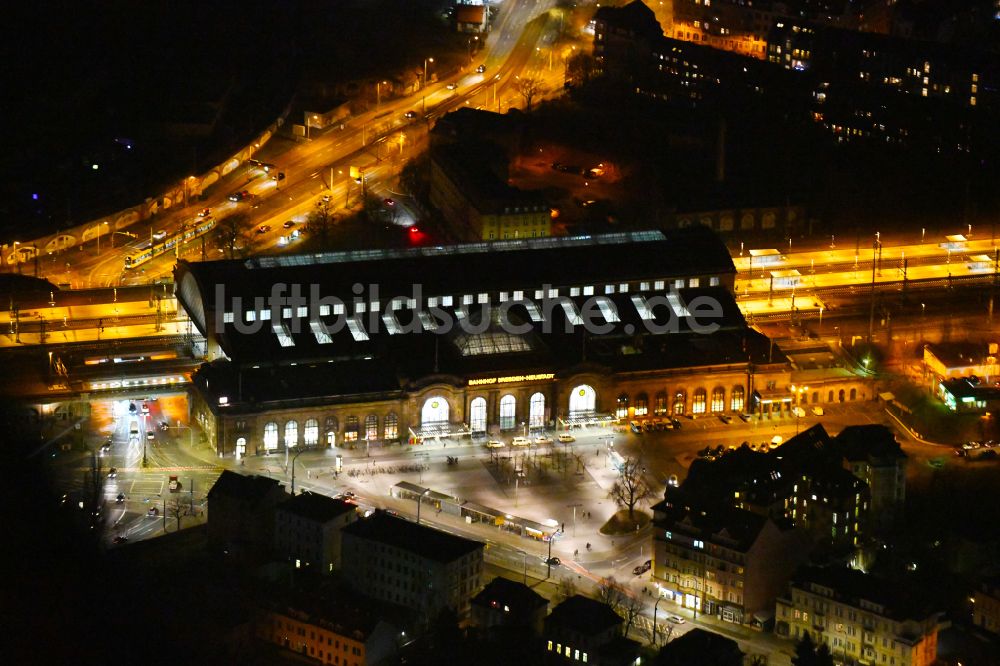 Dresden bei Nacht aus der Vogelperspektive: Nachtluftbild Bahnhofsgebäude und Gleisanlagen des S-Bahnhofes Dresden-Neustadt im Ortsteil Neustadt in Dresden im Bundesland Sachsen, Deutschland