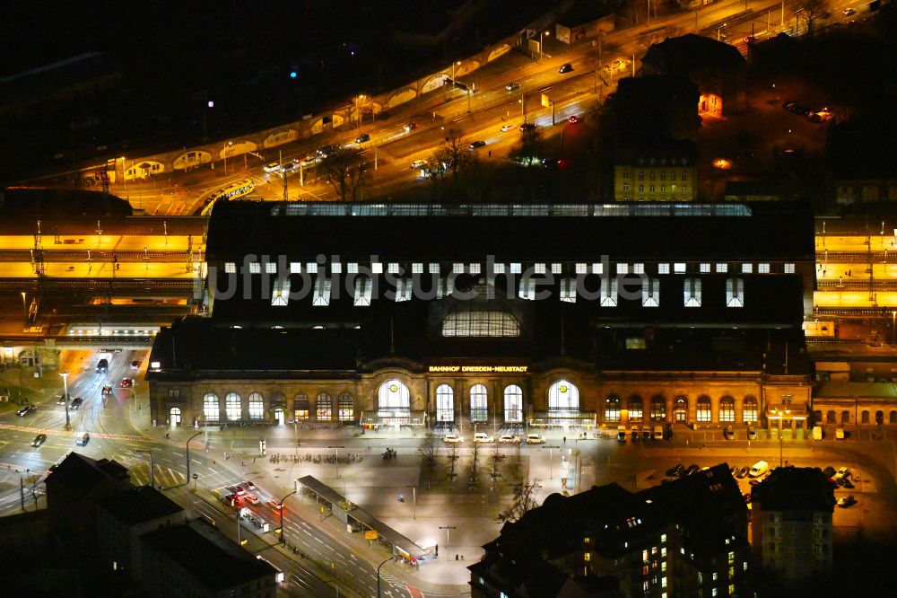 Nachtluftbild Dresden - Nachtluftbild Bahnhofsgebäude und Gleisanlagen des S-Bahnhofes Dresden-Neustadt im Ortsteil Neustadt in Dresden im Bundesland Sachsen, Deutschland