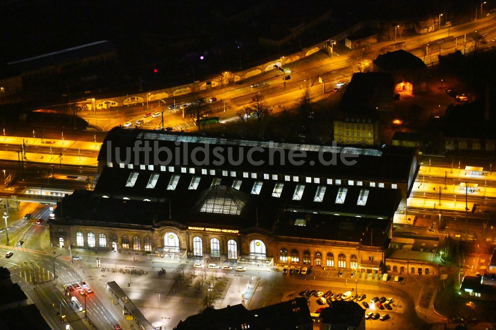 Nacht-Luftaufnahme Dresden - Nachtluftbild Bahnhofsgebäude und Gleisanlagen des S-Bahnhofes Dresden-Neustadt im Ortsteil Neustadt in Dresden im Bundesland Sachsen, Deutschland