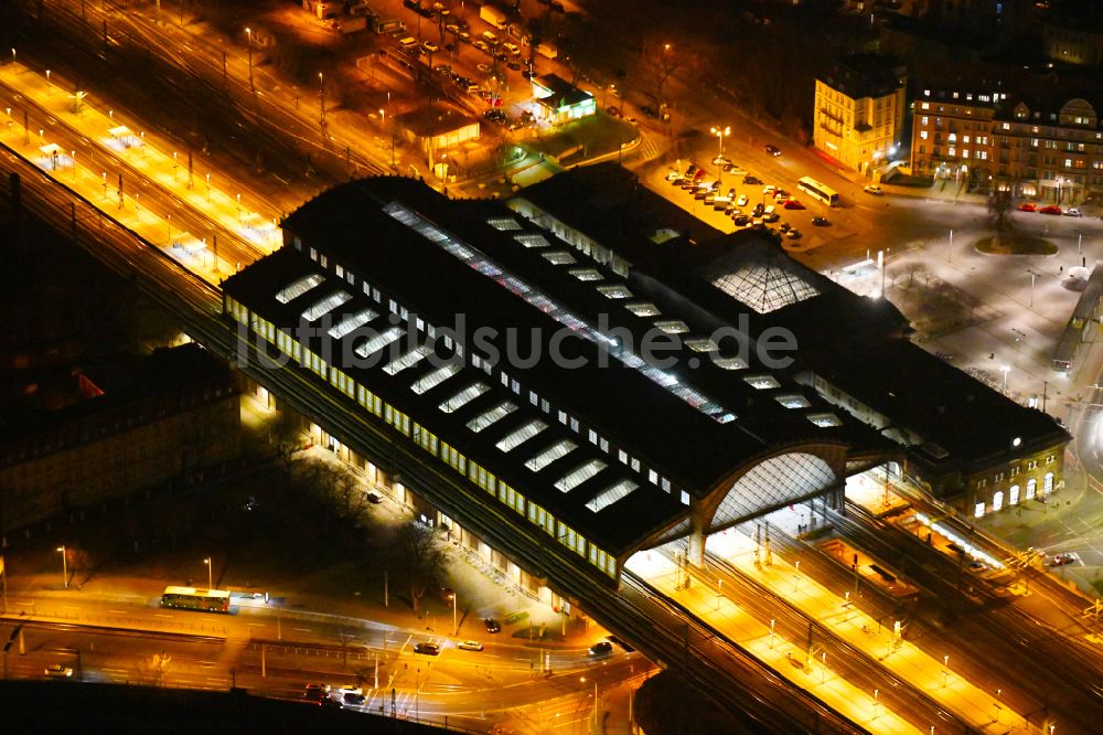 Dresden bei Nacht von oben - Nachtluftbild Bahnhofsgebäude und Gleisanlagen des S-Bahnhofes Dresden-Neustadt im Ortsteil Neustadt in Dresden im Bundesland Sachsen, Deutschland