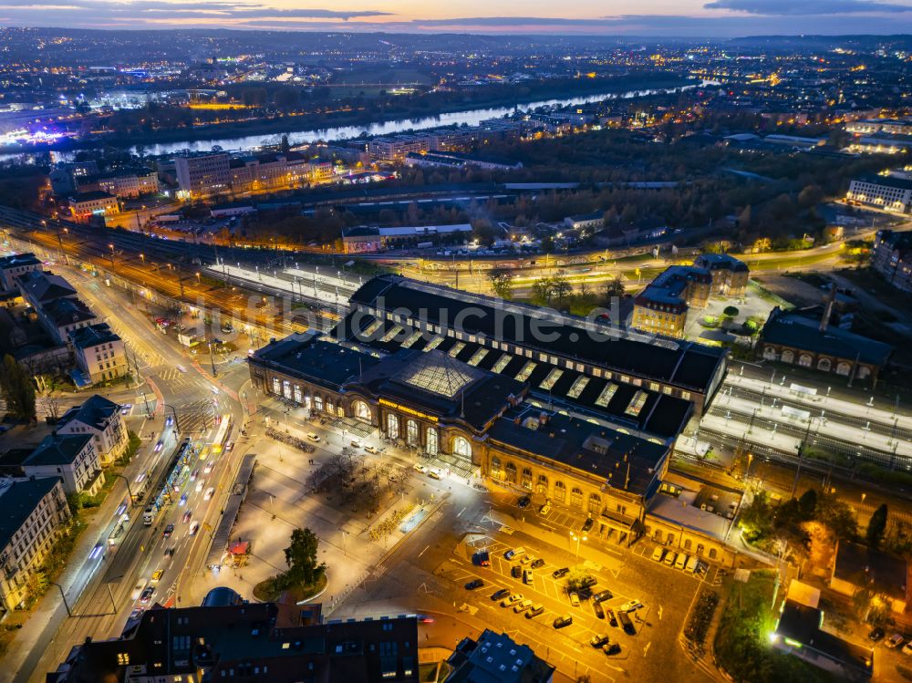 Nacht-Luftaufnahme Dresden - Nachtluftbild Bahnhofsgebäude und Gleisanlagen des S-Bahnhofes Dresden-Neustadt im Ortsteil Neustadt in Dresden im Bundesland Sachsen, Deutschland