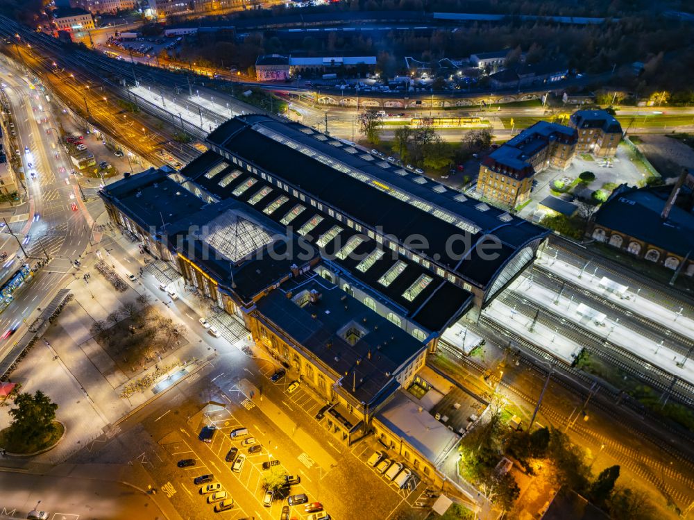 Dresden bei Nacht von oben - Nachtluftbild Bahnhofsgebäude und Gleisanlagen des S-Bahnhofes Dresden-Neustadt im Ortsteil Neustadt in Dresden im Bundesland Sachsen, Deutschland