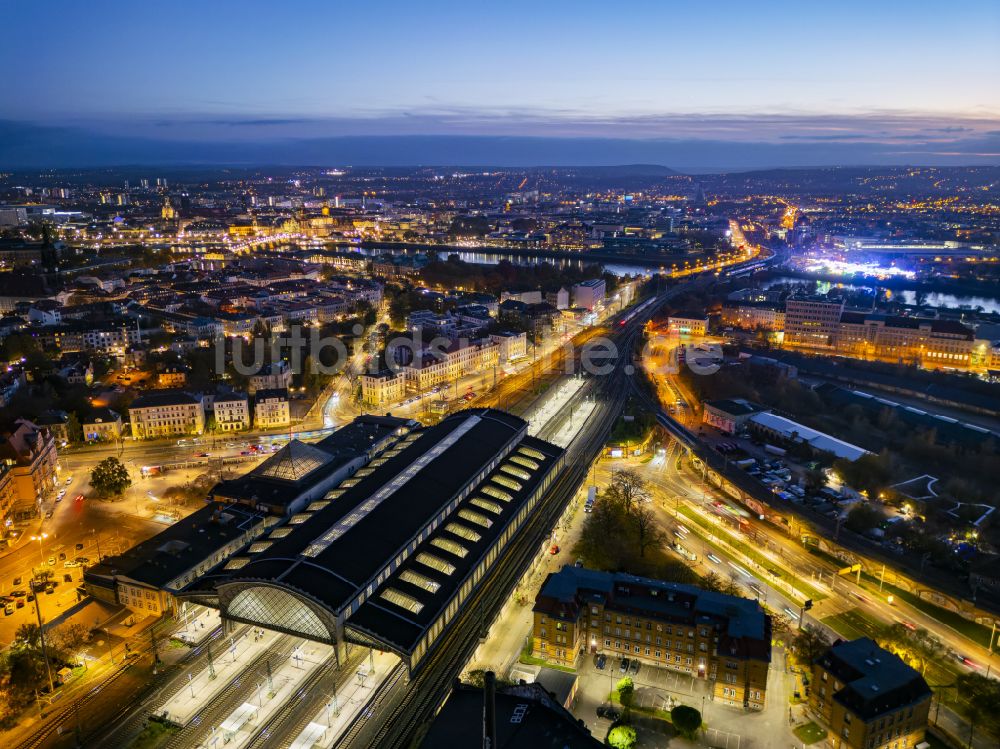 Dresden bei Nacht aus der Vogelperspektive: Nachtluftbild Bahnhofsgebäude und Gleisanlagen des S-Bahnhofes Dresden-Neustadt im Ortsteil Neustadt in Dresden im Bundesland Sachsen, Deutschland