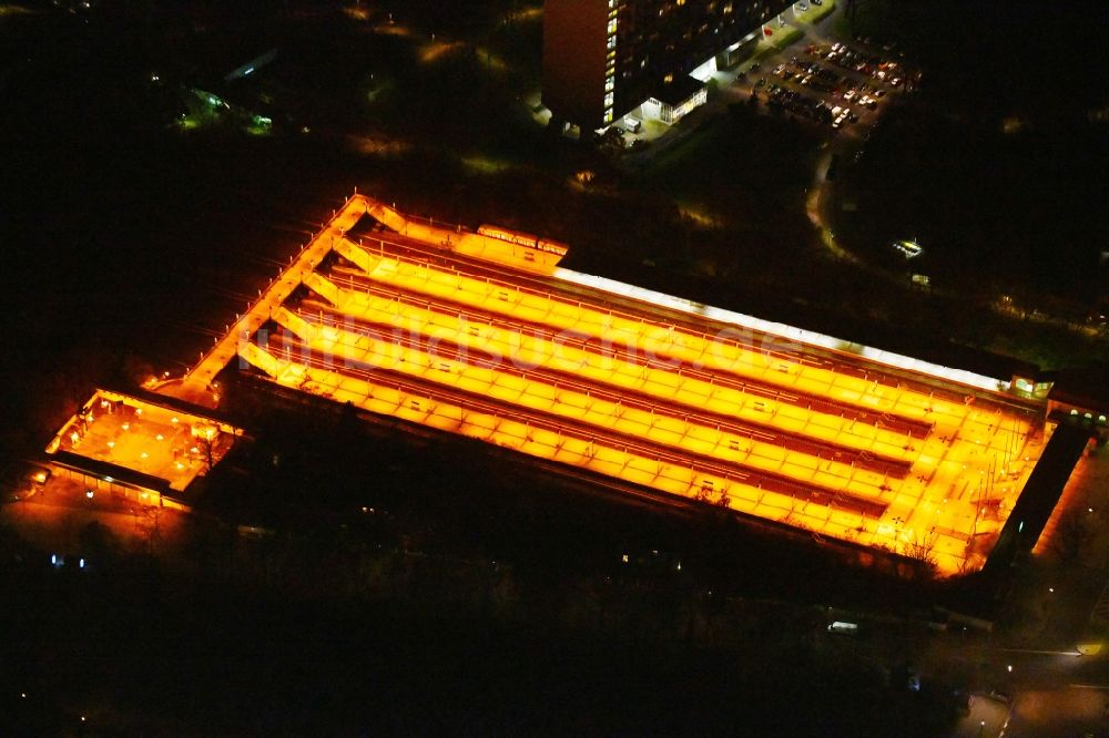 Berlin bei Nacht von oben - Nachtluftbild Bahnhofsgebäude und Gleisanlagen des S-Bahnhofes an der Flatowallee im Ortsteil Charlottenburg in Berlin, Deutschland