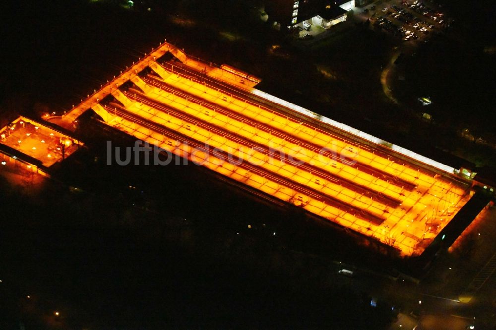 Nachtluftbild Berlin - Nachtluftbild Bahnhofsgebäude und Gleisanlagen des S-Bahnhofes an der Flatowallee im Ortsteil Charlottenburg in Berlin, Deutschland