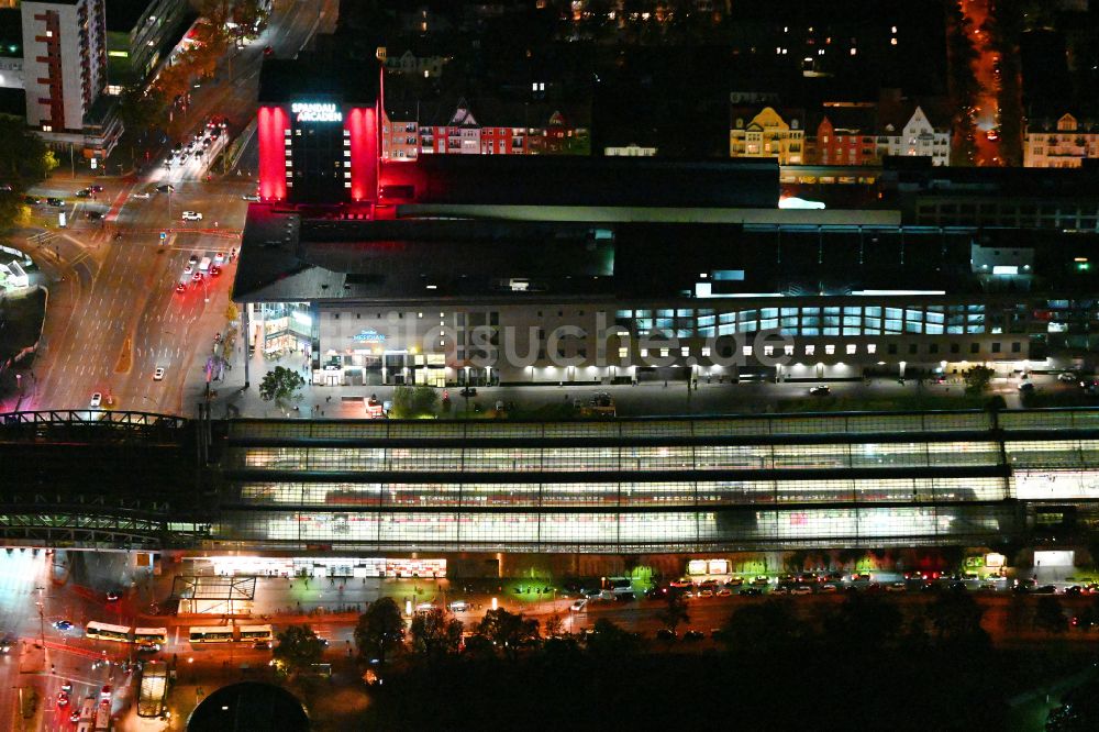 Berlin bei Nacht aus der Vogelperspektive: Nachtluftbild Bahnhofsgebäude und Gleisanlagen des S-Bahnhofes im Ortsteil Spandau in Berlin, Deutschland