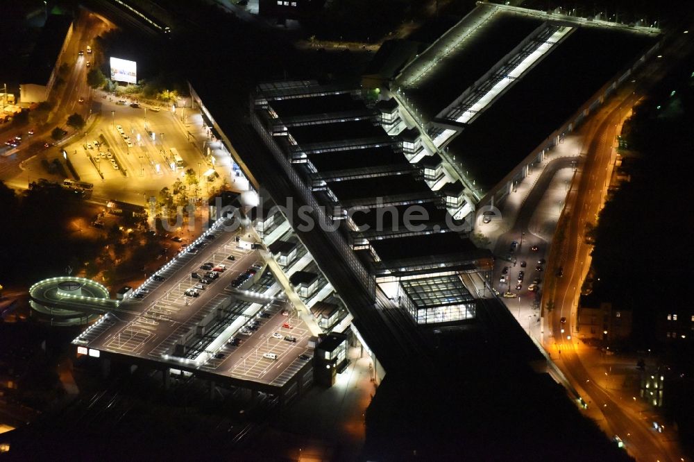 Nacht-Luftaufnahme Berlin - Nachtluftbild Bahnhofsgebäude und Gleisanlagen des S-Bahnhofes Südkreuz in Berlin