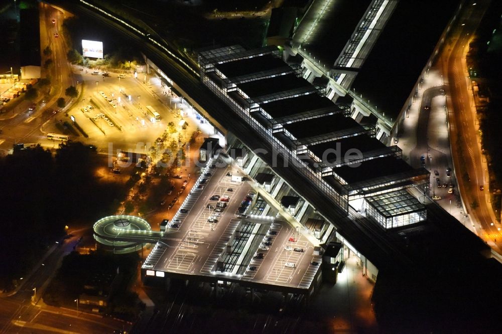 Berlin bei Nacht von oben - Nachtluftbild Bahnhofsgebäude und Gleisanlagen des S-Bahnhofes Südkreuz in Berlin