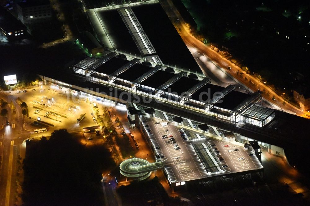 Nachtluftbild Berlin - Nachtluftbild Bahnhofsgebäude und Gleisanlagen des S-Bahnhofes Südkreuz in Berlin