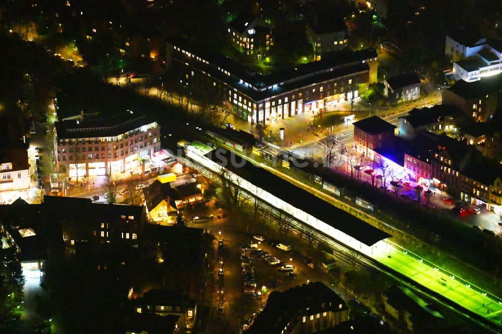 Berlin bei Nacht von oben - Nachtluftbild Bahnhofsgebäude und Gleisanlagen des S-Bahnhofes Zehlendorf am Teltower Damm im Ortsteil Bezirk Steglitz-Zehlendorf in Berlin