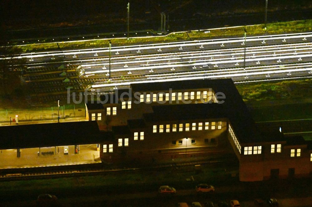 Berlin bei Nacht aus der Vogelperspektive: Nachtluftbild Bahnhofsgebäude und Gleisanlagen des Metro- U-Bahnhofes U-Bahnhof Hönow im Ortsteil Hellersdorf in Berlin, Deutschland