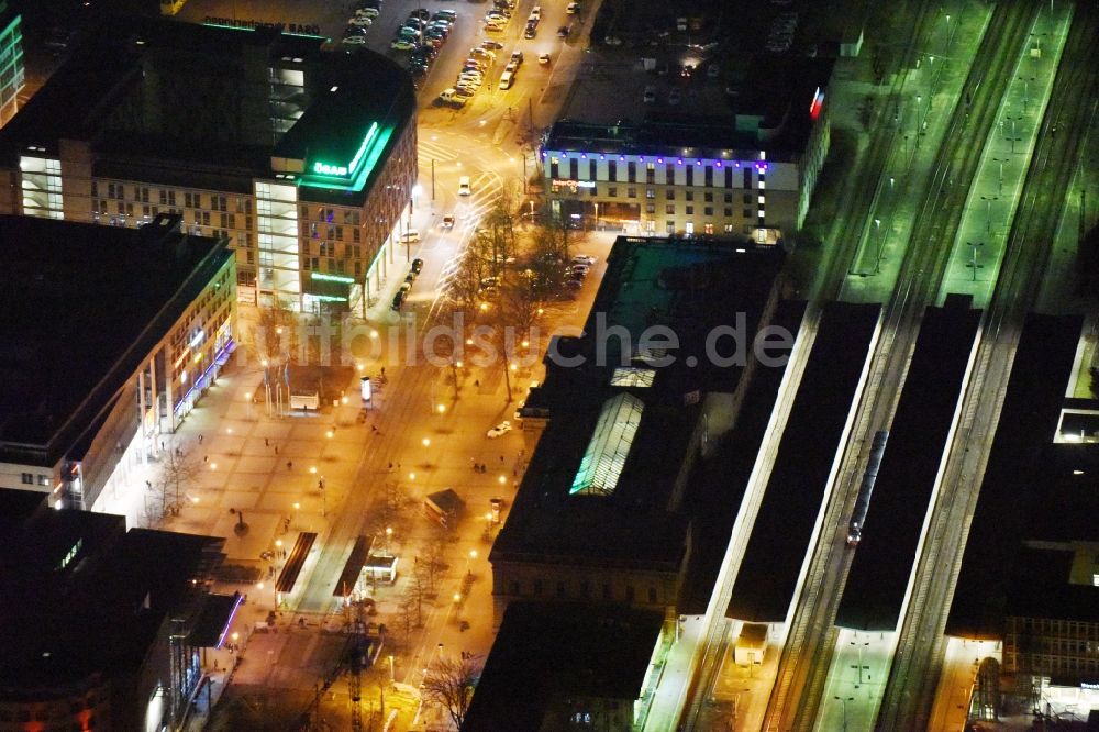 Magdeburg bei Nacht aus der Vogelperspektive: Nachtluftbild Bahnhofsstraße und Vorplatz am Hauptbahnhof der Deutschen Bahn im Ortsteil Altstadt in Magdeburg im Bundesland Sachsen-Anhalt