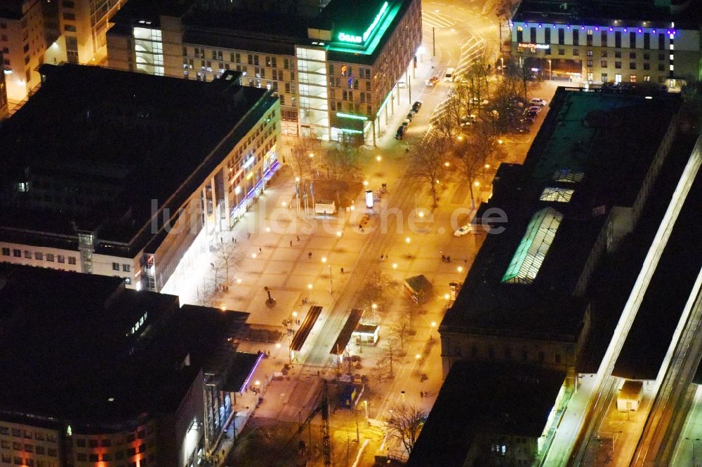 Nachtluftbild Magdeburg - Nachtluftbild Bahnhofsstraße und Vorplatz am Hauptbahnhof der Deutschen Bahn im Ortsteil Altstadt in Magdeburg im Bundesland Sachsen-Anhalt