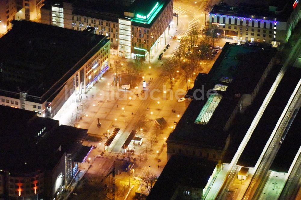 Nacht-Luftaufnahme Magdeburg - Nachtluftbild Bahnhofsstraße und Vorplatz am Hauptbahnhof der Deutschen Bahn im Ortsteil Altstadt in Magdeburg im Bundesland Sachsen-Anhalt