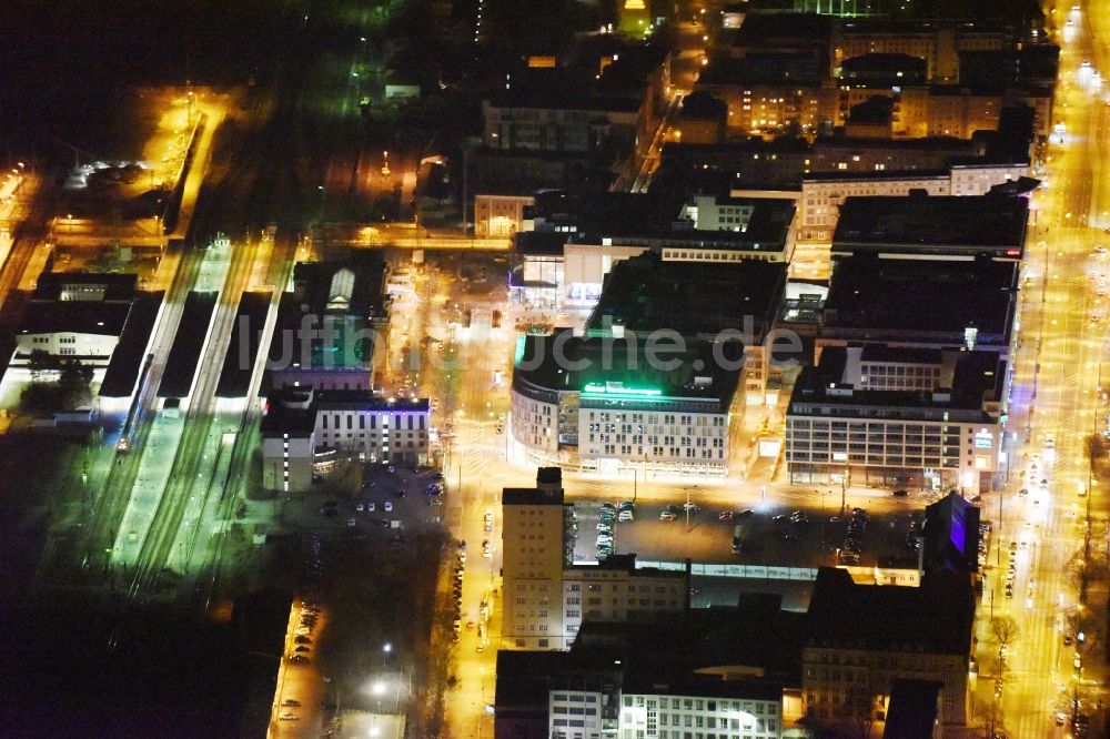 Magdeburg bei Nacht aus der Vogelperspektive: Nachtluftbild Bahnhofsstraße und Vorplatz am Hauptbahnhof der Deutschen Bahn im Ortsteil Altstadt in Magdeburg im Bundesland Sachsen-Anhalt