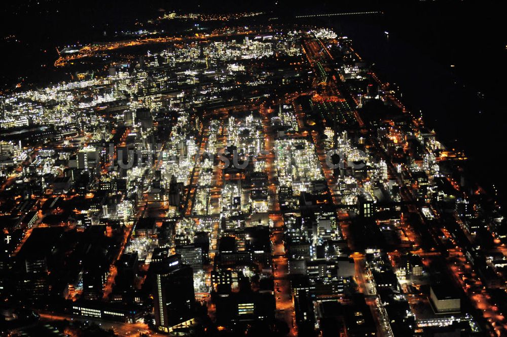 Ludwigshafen bei Nacht aus der Vogelperspektive: BASF-Werk in Ludwigshafen bei Nacht