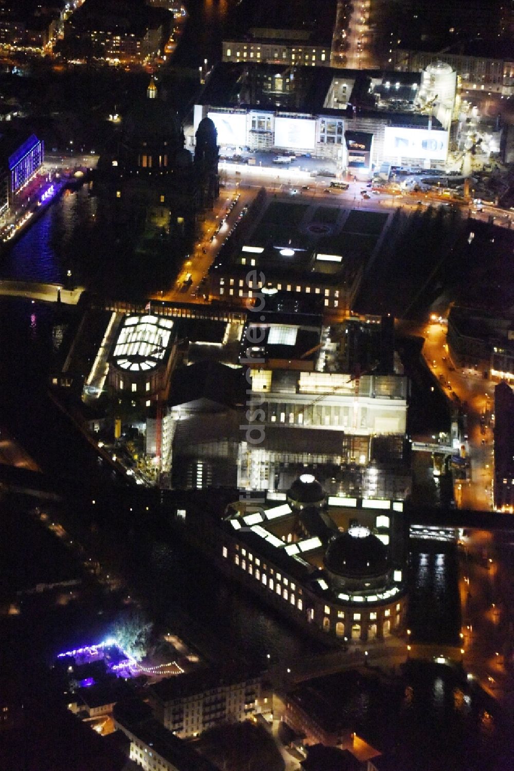 Berlin bei Nacht aus der Vogelperspektive: Nachtluftbild Bauarbeiten zur James-Simon-Galerie am Bodemuseum mit dem Pergamonaltar auf der Museumsinsel am Ufer der Spree in Berlin - Mitte