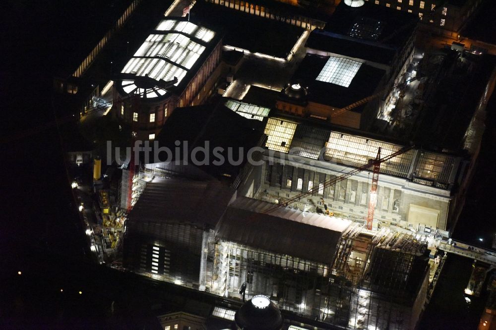 Nachtluftbild Berlin - Nachtluftbild Bauarbeiten zur James-Simon-Galerie am Bodemuseum mit dem Pergamonaltar auf der Museumsinsel am Ufer der Spree in Berlin - Mitte