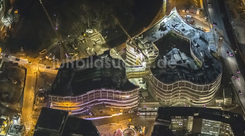 Düsseldorf bei Nacht von oben - Nachtluftbild Baustelle Einkaufs- Zentrum Kö-Bogen in Düsseldorf im Bundesland Nordrhein-Westfalen, Deutschland