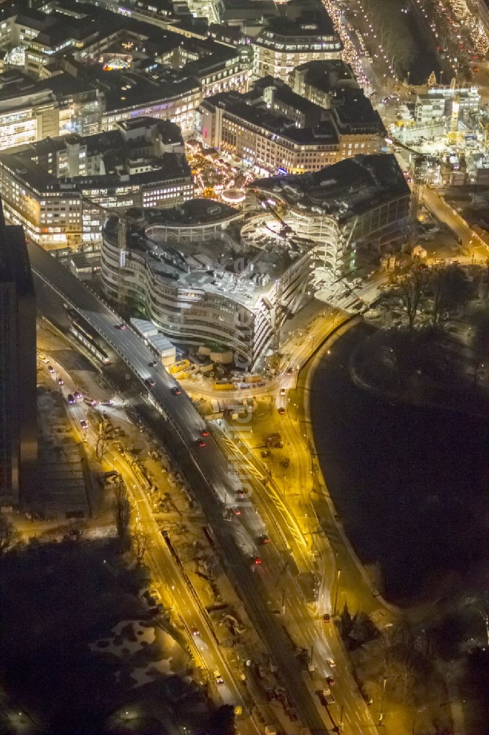 Düsseldorf bei Nacht von oben - Nachtluftbild Baustelle Einkaufs- Zentrum Kö-Bogen in Düsseldorf im Bundesland Nordrhein-Westfalen, Deutschland